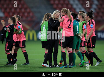 Scozia head coach Anna Signeul (centro) comfort Vaila Barsley (centro destra) dopo il fischio finale femminile UEFA Euro 2017, Gruppo D corrispondono a Stadion Galgenwaard di Utrecht. Foto Stock