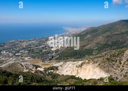 BENALMADENA, Andalusia/Spagna - 7 Luglio : Vista dal Monte Calamorro vicino a Benalmadena spagna il 7 Luglio 2017 Foto Stock