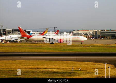 VT-tutti - Boeing 777-337(ER) - Air India il Boeing 777 è una famiglia di long-range ampio corpo-twin-motore di aeroplani di linea a getto sviluppato e prodotto da boe Foto Stock