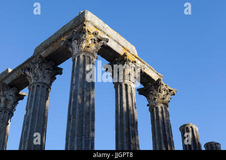 Évora, Portogallo: Tempio Romano di Évora. Il tempio antico, che si pensa sia stato costruito intorno al primo secolo D.C. è riconosciuta dall'UNESCO Foto Stock