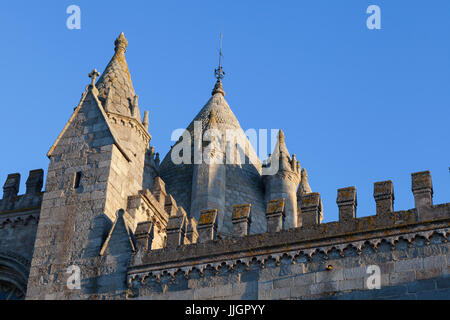 Évora, Portogallo: dettagli manuelina della Cattedrale di Évora al tramonto. Costruito tra il 1184-1204, la cattedrale fu completata nel 1746 dopo anni Foto Stock