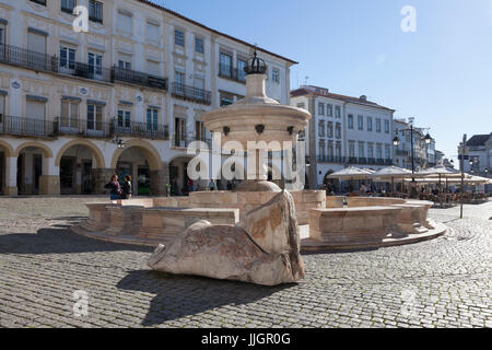 Évora, Portogallo: Henriquina Fontana in Plaza de Giraldo, la piazza più grande e al cuore storico della città. Foto Stock