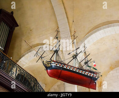 Modello di una nave a vela sul display nella Eglise St Martin, Pauillac, comune della Gironde department, Nouvelle-Aquitaine, a sud-ovest della Francia Foto Stock