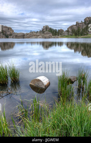 Un piccolo registro si trova in primo piano la famosa Sylvan lago vicino Custer, South Dakota. Foto Stock