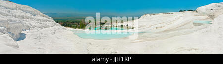 Vista di Pamukkale città dal bianco terrazze di travertino di Pamukkale nonché patrimonio dell'UNESCO con il famoso blu turchese piscine, Turchia Foto Stock