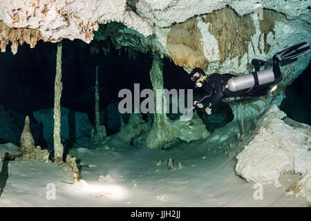 Un subacqueo esplora la grotta dei passaggi di Messico la famosa Dos Ojos cenote. Foto Stock