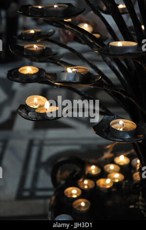 Chiesa candele accese in ricordo Foto Stock