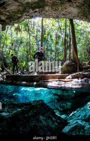 Un subacqueo si trova all'ingresso di Tajma Ha cenote in dello Yucatan in Messico. Foto Stock