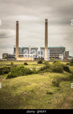 Due camini della centrale elettrica di Tilbury, Tilbury, Essex, Inghilterra, Regno Unito Foto Stock