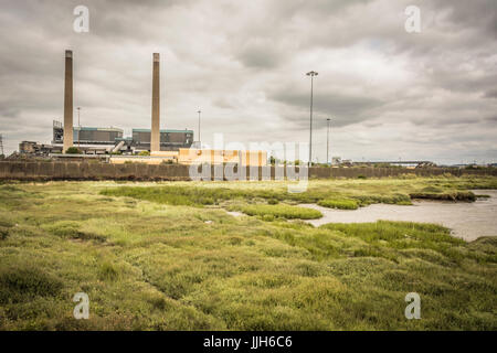 I camini gemellati dell'ex centrale elettrica di Tilbury, Tilbury, Essex, Regno Unito Foto Stock