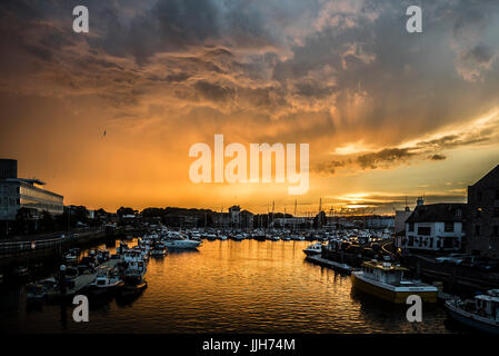 Weymouth harbour tramonto sul fiume Wey barche e sul lato del porto case colorate e pub, Weymouth Dorset,,l'Inghilterra,uk,GB Foto Stock