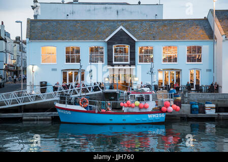 Weymouth vecchio porto al tramonto nella notte sul fiume Wey barche e sul lato del porto case colorate e pub, Weymouth Dorset,,l'Inghilterra,uk,GB Foto Stock