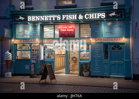 Weymouth vecchio porto al tramonto nella notte sul fiume Wey barche e sul lato del porto case colorate e pub, Weymouth Dorset,,l'Inghilterra,uk,GB Foto Stock