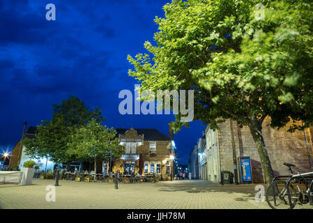 Weymouth vecchio porto al tramonto nella notte sul fiume Wey barche e sul lato del porto case colorate e pub, Weymouth Dorset,,l'Inghilterra,uk,GB Foto Stock