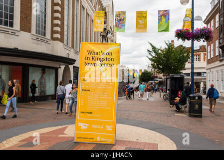 Grande tabellone giallo su Clarence Street, la principale strada pedonale dello shopping a Kingston Upon Thames mostrare le manifestazioni estive della città Foto Stock