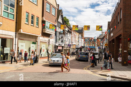 Le persone che attraversano la strada in una giornata di sole dove Thames Street incontra Clarence Street , la principale strada pedonale dello shopping a Kingston Upon Thames, L Foto Stock