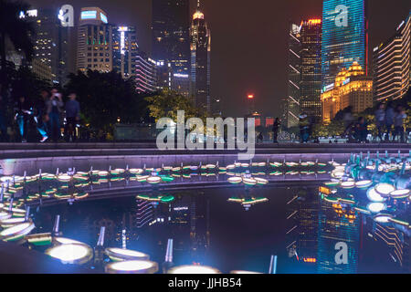 Huacheng Piazza Fontana si illumina di notte e tenebrologo con grattacieli - CBD di Guangzhou, Cina Foto Stock