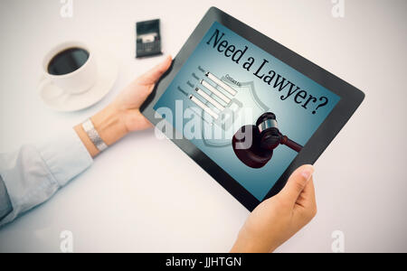 Uomo che utilizza un tablet pc contro interfaccia grafica di avvocato modulo di contatto Foto Stock