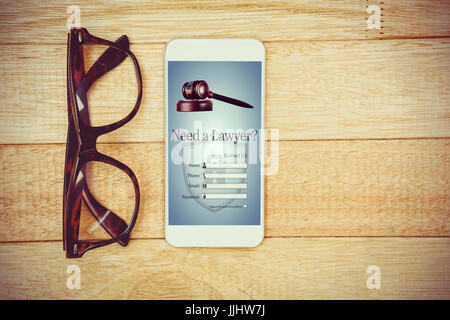Interfaccia grafica di avvocato modulo di contatto contro la vista di bicchieri e uno smartphone Foto Stock