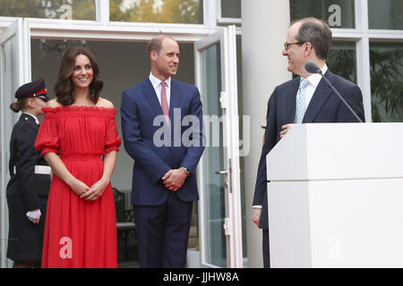 Ambasciatore britannico in Germania Sebastian legno (a destra) offre un discorso con il Duca e la Duchessa di Cambridge durante la regina della festa di compleanno in Germania presso il British residenza di ambasciatori. Foto Stock