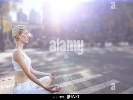 Donna meditando contro street con razzi Foto Stock