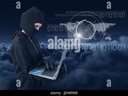 Il pirata informatico utilizza un laptop nella parte anteriore di sfondo nuvoloso Foto Stock