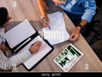 Vista dall'alto di una scrivania con due operatori. Compressa sulla scrivania con il nuovo office sala riunioni blu Foto Stock