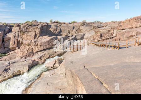 AUGRABIES Falls National Park, Sud Africa - 12 giugno 2017: due punti di vista e boardwalk in cima al Augrabies cascata principale Foto Stock