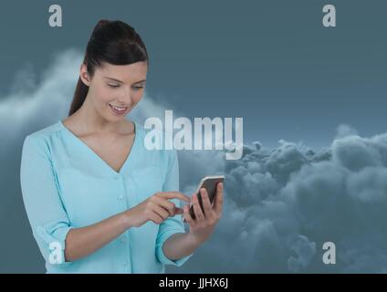Donna Texting in blu scuro 3D nuvole Foto Stock