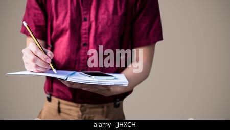 Studente di College metà sezione con libro contro lo sfondo marrone Foto Stock