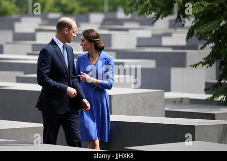 Il Duca e la Duchessa di Cambridge a piedi attraverso il Memoriale dell'Olocausto a Berlino, Germania. Foto Stock