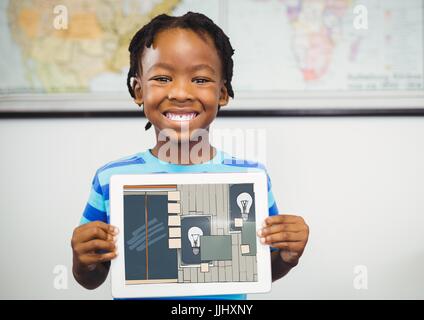 Ragazzo che sorride con la compressa sulle mani, che mostra l'estrazione dell'ufficio sul suo tablet (colore: blu scuro Foto Stock