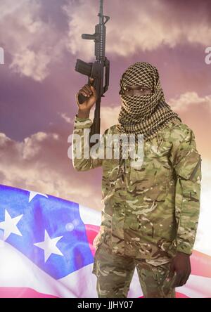 Soldato con arma nella parte anteriore della bandiera americana e nuvole Foto Stock