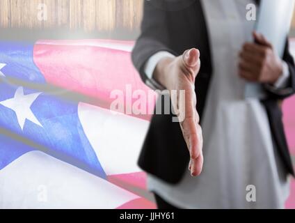 Business donna agitando la mano contro la bandiera americana Foto Stock