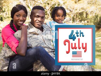 Famiglia sorridente ubicazione sull'erba per il 4 di luglio Foto Stock