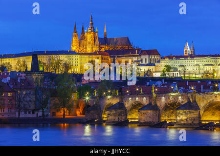 Visualizzazione classica del Castello di Praga e sul Ponte Carlo. Presa al tramonto a Praga nella Repubblica Ceca Foto Stock