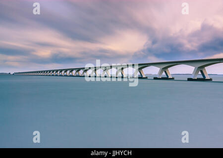 Il ponte di Zeeland (Olandese: Zeelandbrug) è il più lungo ponte nei Paesi Bassi. Il ponte attraversa il Oosterschelde estuario. Esso collega le isole Foto Stock