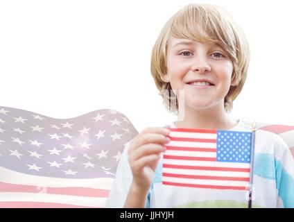 Ragazzo sorridente tenendo una bandiera americana contro sventolio della bandiera americana Foto Stock