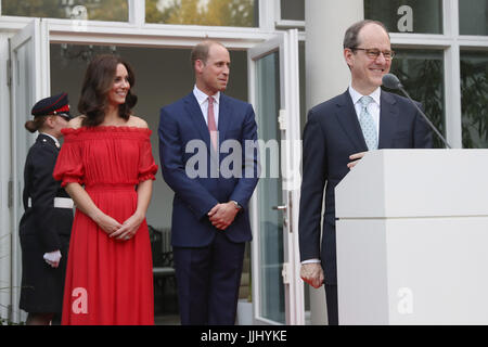 Ambasciatore britannico in Germania Sebastian legno (a destra) offre un discorso con il Duca e la Duchessa di Cambridge durante la regina della festa di compleanno in Germania presso il British residenza di ambasciatori. Foto Stock