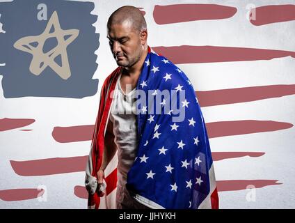 L'uomo avvolto nella Bandiera americana contro disegnati a mano bandiera americana e muro bianco Foto Stock