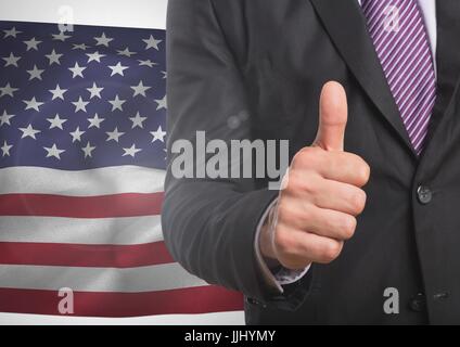 Uomo d affari con il pollice fino contro la bandiera americana Foto Stock