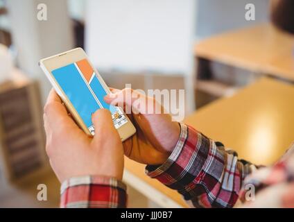 Mani di bianco telefono con arancio e blu cianografia Foto Stock