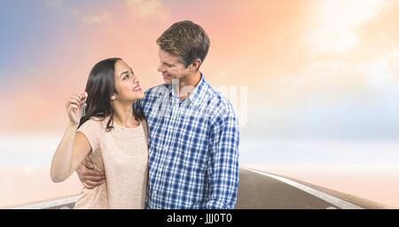 Giovane tenendo premuto i tasti con road Foto Stock