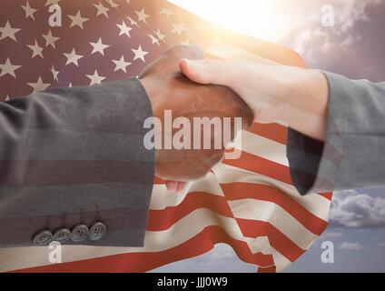 Persone agitando le loro mani contro la bandiera americana Foto Stock