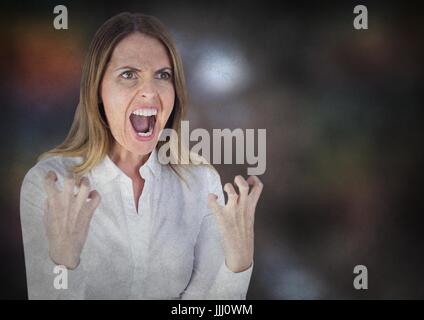 Angry business donna contro sfocato sfondo marrone con sovrapposizione di grunge Foto Stock