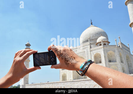 Macchina fotografica in mano rivolto toTaj Mahal. Agra, India Foto Stock