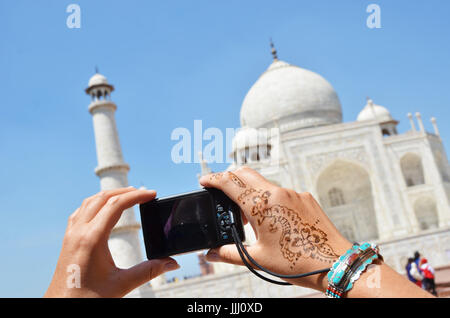 Macchina fotografica in mano rivolto toTaj Mahal. Agra, India Foto Stock