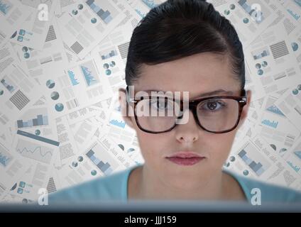 Close up della donna al computer contro uno sfondo del documento Foto Stock