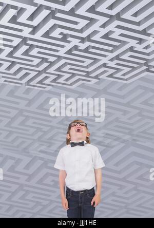 Ragazzo che guarda fino a un labirinto contro lo sfondo con labirinti in 3D Foto Stock