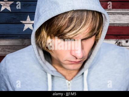 Close up di capelli biondi uomo nella parte anteriore della bandiera americana Foto Stock